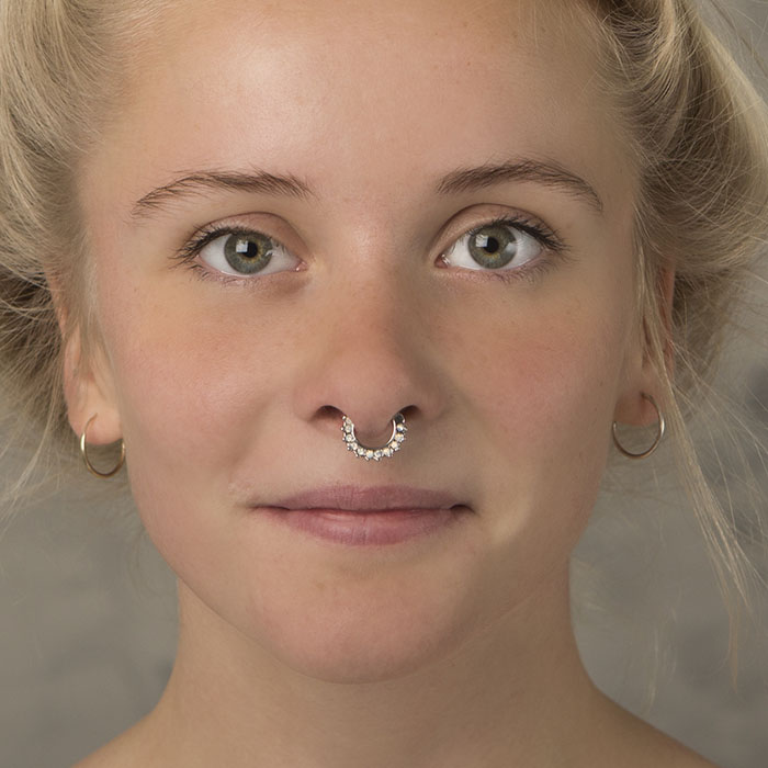 Septum pokryte opalizującymi kamieniami